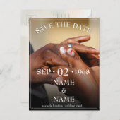 色付きの結婚式のカップルの手が指輪をつける インビテーションポストカード (正面/裏面)