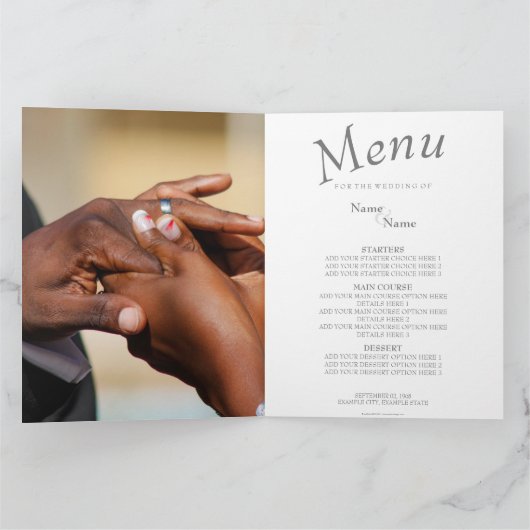 色付きの結婚式のカップルの手が指輪をつける サンキューカード (内部)