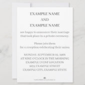 色付きの結婚式のカップルの指輪の手 (裏面)