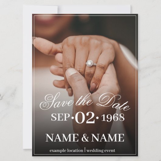 色付きの結婚式のカップルの指輪の手 (正面)