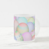 色付きイースターエッグの背景 フロストグラスマグカップ (正面右)
