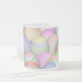 色付きイースターエッグの背景 フロストグラスマグカップ (正面左)