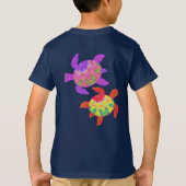 色彩の鮮やかなカメは暗いワイシャツ子供の2味方しました Tシャツ (裏面)