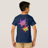 色彩の鮮やかなカメは暗いワイシャツ子供の2味方しました Tシャツ (裏面フル)