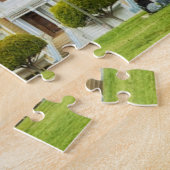 色彩の鮮やかな女性、ビクトリアンな家およびスカイライン ジグソーパズル (側面)