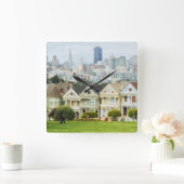 色彩の鮮やかな女性、ビクトリアンな家およびスカイライン スクエア壁時計 (ホーム)