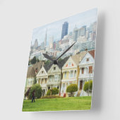 色彩の鮮やかな女性、ビクトリアンな家およびスカイライン スクエア壁時計 (傾斜)