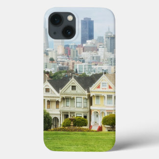 色彩の鮮やかな女性、ビクトリアンな家およびスカイライン iPhone 13ケース