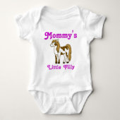 色彩の鮮やかな馬のカスタムはピンクの文字が付いているワイシャツをからかいます ベビーボディスーツ (正面)