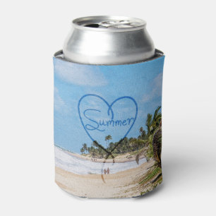 色彩の鮮やかな"夏"のハートのタイポグラフィのビーチ場面 缶クーラー