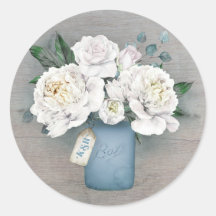 色彩の鮮やかほこりっぽい青いメイソンの瓶と白い花