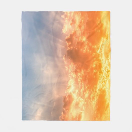 色彩豊かな夕焼け：燃えるような空の黄昏。 フリースブランケット (正面)