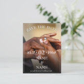 色打掛の結婚式の夫婦の手に指輪をつける インビテーションポストカード (スタンド正面)