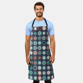 色要素を含むシームレスな幾何学的パターン エプロン (着用した状態)