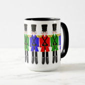 色鮮やかな兵士のラインアップ付きくるみクラッカーマグカップ マグカップ (正面右)