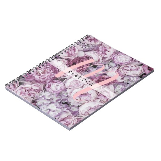 芍薬とバラの花のピンクのスクリプトモノグラム ノートブック (左側)