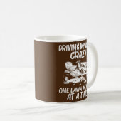 芝刈おもしろいり贈り物女性ママ芝刈り農場 コーヒーマグカップ (正面右)