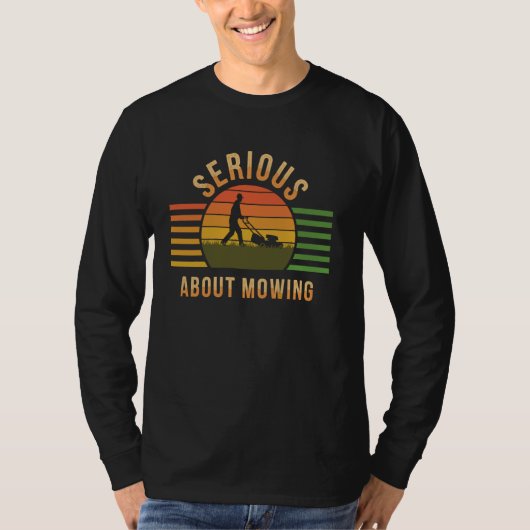 芝刈りに本気 Funny Lawn Mowing Lawn Mower Tシャツ (正面)