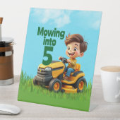 芝刈り機の誕生日パーティーに草刈り 台座サイン (インサイチュ)