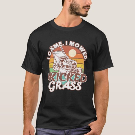 芝刈り私は私来は刈り込み私は芝生の芝生のモを蹴った Tシャツ (正面)