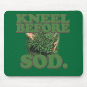芝地の前のKneel マウスパッド