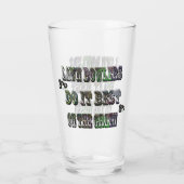 芝生おもしろいのボウリングをする人、 クリケットの投手は最高の緑の上で タンブラーグラス (裏面)