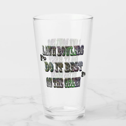 芝生おもしろいのボウリングをする人、 クリケットの投手は最高の緑の上で タンブラーグラス (裏面)