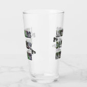 芝生おもしろいのボウリングをする人、 クリケットの投手は最高の緑の上で タンブラーグラス (左)