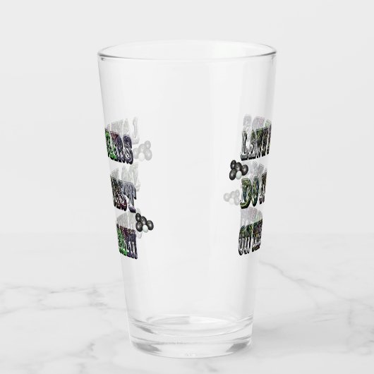 芝生おもしろいのボウリングをする人、 クリケットの投手は最高の緑の上で タンブラーグラス (左)