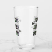 芝生おもしろいのボウリングをする人、 クリケットの投手は最高の緑の上で タンブラーグラス (右)