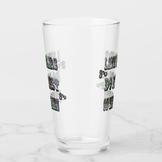 芝生おもしろいのボウリングをする人、 クリケットの投手は最高の緑の上で タンブラーグラス (右)