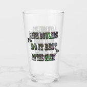 芝生おもしろいのボウリングをする人、 クリケットの投手は最高の緑の上で タンブラーグラス (正面)