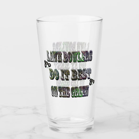 芝生おもしろいのボウリングをする人、 クリケットの投手は最高の緑の上で タンブラーグラス (正面)