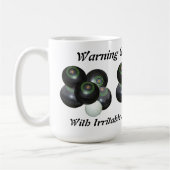 芝生おもしろいの椀に出て不機嫌なデザイン コーヒーマグカップ (左)