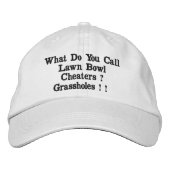 芝生おもしろいボウルのチーター、刺繍帽子 刺繍入りキャップ (正面)