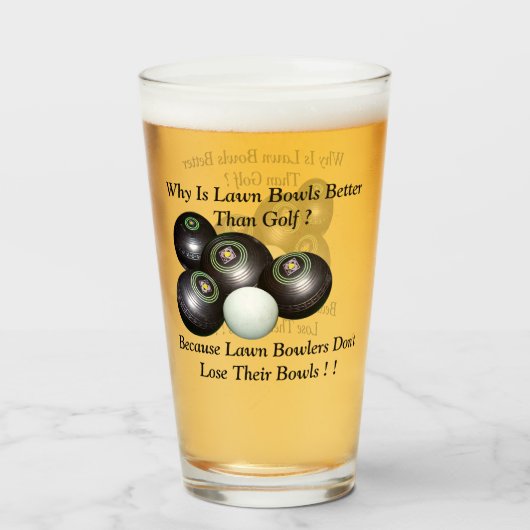 芝生おもしろいボール対ゴルフデザイン。 タンブラーグラス (ドリンク裏面)