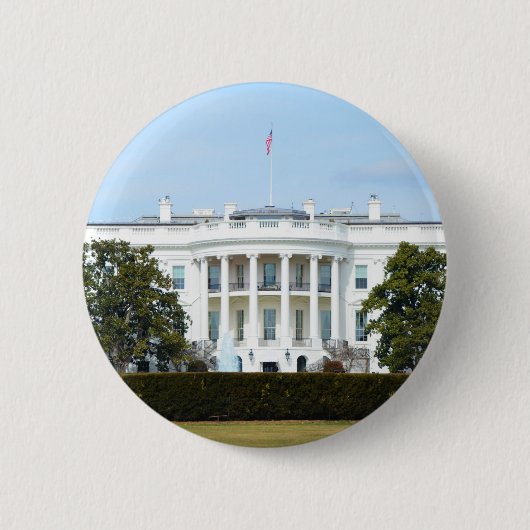 芝生から出たホワイトハウス 缶バッジ (正面)