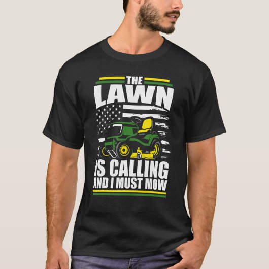 芝生が呼んでいるそして私は芝刈りをしなければならない 芝刈り機 アメリカ Tシャツ (正面)