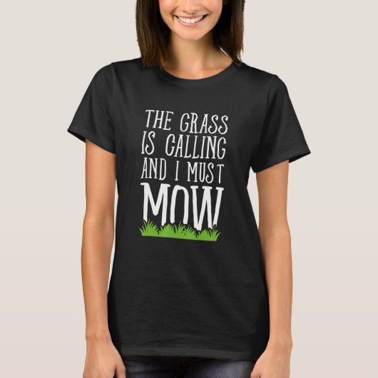 芝生が呼んでいるので芝刈りをしなければ Lawn Mowing Tシャツ (正面)