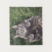 芝生に横たわる灰色の猫 タペストリー (正面)