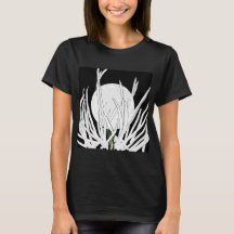 芝生に黒と白のTシャツゴルフボール