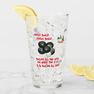 芝生のおもしろい椀ジングルのボウルのクリスマス。 タンブラーグラス