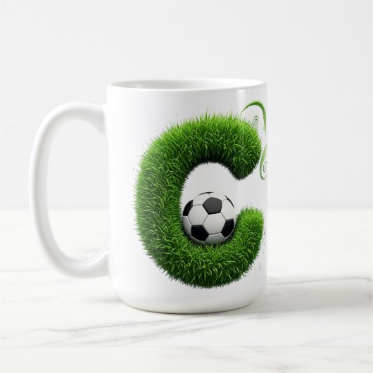 芝生のオブジェのC文字とサッカーボール コーヒーマグカップ (左)