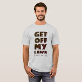 芝生のグレーのプライドTシャツを脱ぐ Tシャツ (正面フル)