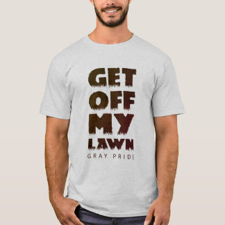 芝生のグレーのプライドTシャツを脱ぐ Tシャツ