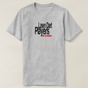 芝生のダーツプレイヤーは冗談のTシャツより良い行う Tシャツ
