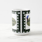 芝生のボウリングをする人、 クリケットの投手の男が近くの椀をチェックし コーヒーマグカップ (中央)