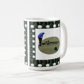 芝生のボウリングをする人、 クリケットの投手の男が近くの椀をチェックし コーヒーマグカップ (正面右)