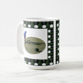 芝生のボウリングをする人、 クリケットの投手の男が近くの椀をチェックし コーヒーマグカップ (正面左)