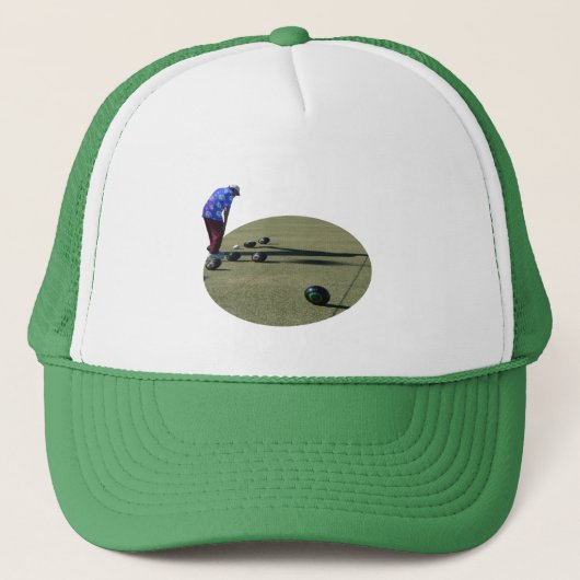 芝生のボウリングをする人、 クリケットの投手の男は近寄って呼んだ キャップ (正面)